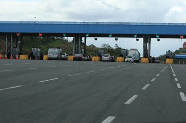 Salvador, Bahia, Brezilya - 13 Ekim 2022: Bilet Plaza Simoes Filho 'daki BR 324 federal otoyolunda..
