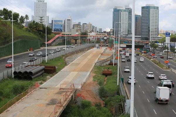 Salvador, Bahia, Brezilya - Setembro 22, 2016: Iguatemi bölgesinde, Salvador şehrinde metro hattının ikinci hattının inşası.