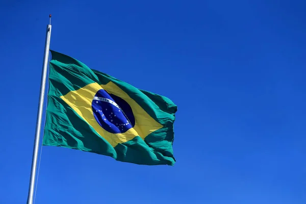 Salvador Bahia Brahb Октября 2022 Года Бразильский Флаг Флагштоке Супермаркета — стоковое фото