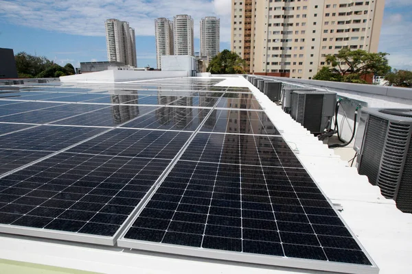 Salvador Bahia Brazil Października 2022 Montaż Paneli Słonecznych Dachu Szkoły — Zdjęcie stockowe