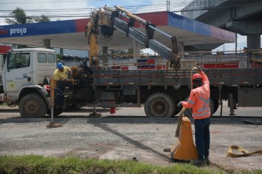 Salvador, Bahia, Brezilya - 11 Kasım 2022: Munck kamyonu Salvador şehrinde bir inşaat alanında görüldü..