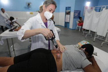 Cachoeira, Bahia, Brezilya - 5 Kasım 2022: Kişi, Cacheira şehrindeki bir masaj odasında vakum kabı tedavisi görüyor.