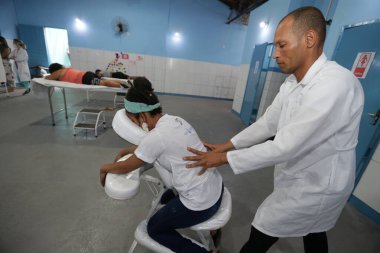 Cachoeira, Bahia, Brezilya - 5 Kasım 2022: Kişi Cacheira 'da bir halk kliniğinde masaj yaptırıyor..