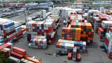 Salvador, Bahia, Brezilya - 11 Kasım 2022: Salvador şehrinde bir sanayi bölgesinde gemi konteynırı deposu.