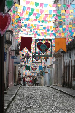 Salvador, Bahia, Brezilya - 20 Haziran 2022: Salvador Tarih Merkezi Pelourinho 'da Sao Joao' nun kutlamalarının süslemelerinde gösterilen dekoratif pankartlar.