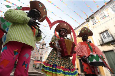Salvador, Bahia, Brezilya - 20 Haziran 2022: Salvador Tarih Merkezi Pelourinho 'da Sao Joao' nun kutlamalarının süslemelerinde gösterilen dekoratif pankartlar.