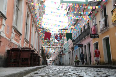 Salvador, Bahia, Brezilya - 20 Haziran 2022: Salvador Tarih Merkezi Pelourinho 'da Sao Joao' nun kutlamalarının süslemelerinde gösterilen dekoratif pankartlar.