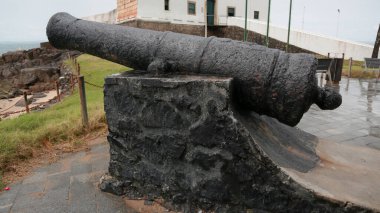 Salvador, Bahia, Brezilya - 20 Kasım 2022: Salvador 'daki Porto da Barra sahilindeki Santa Maria Kalesi manzarası.