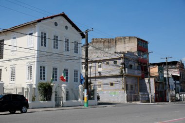 Salvador, Bahia, Brezilya - 13 Aralık 2022: Salvador 'un Ribeira semtindeki evlerin mimari manzarası.
