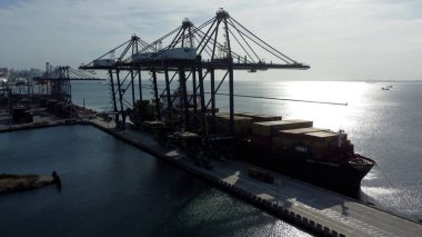 Salvador, Bahia, Brezilya - 21 Aralık 2022: Salvador limanında demirlemiş bir geminin hava manzarası.