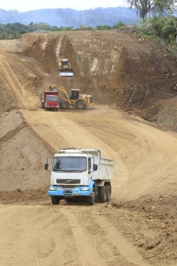 İlheus, Bahia, Brezilya - 23 Mayıs 2022: Itabuna belediyelerini güney Bahia 'daki Ilheus' a bağlayan BA 649 otoyolunda inşaat çalışmaları.