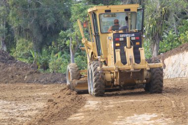 İlheus, Bahia, Brezilya - 23 Mayıs 2022: Itabuna belediyelerini güney Bahia 'daki Ilheus' a bağlayan BA 649 otoyolunda inşaat çalışmaları.
