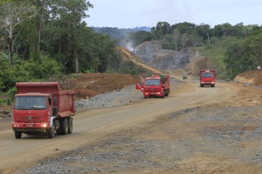 İlheus, Bahia, Brezilya - 23 Mayıs 2022: Itabuna belediyelerini güney Bahia 'daki Ilheus' a bağlayan BA 649 otoyolunda inşaat çalışmaları.