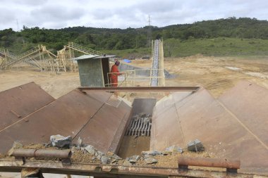 İlheus, Bahia, Brezilya - 23 Mayıs 2022: Ilheus şehrindeki bir inşaat alanında çakıl üretimi için taş ezme makinesi.