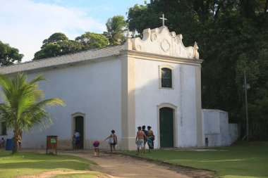 Portoseguro, Bahia, Brezilya - 14 Mart 2023: Bahia 'nın aşırı güneyindeki Porto Seguro şehrinin tarihi merkezindeki eski binanın manzarası.