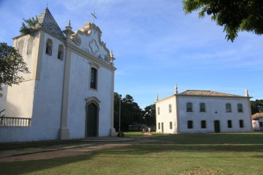 Portoseguro, Bahia, Brezilya - 14 Mart 2023: Bahia 'nın aşırı güneyindeki Porto Seguro şehrinin tarihi merkezindeki eski binanın manzarası.