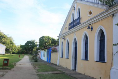 Portoseguro, Bahia, Brezilya - 14 Mart 2023: Bahia 'nın aşırı güneyindeki Porto Seguro şehrinin tarihi merkezindeki eski binanın manzarası.