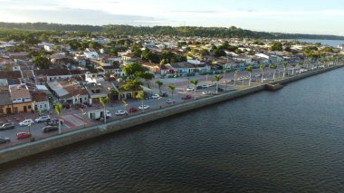 Porto seguro, bahia, brezil- 14 Mart 2023: Buranhem Nehri 'nin ve Bahia' nın aşırı güneyindeki Porto Seguro şehrinin havadan görünüşü.