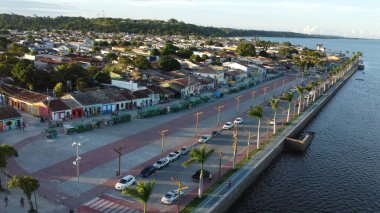 Porto seguro, bahia, brezil- 14 Mart 2023: Buranhem Nehri 'nin ve Bahia' nın aşırı güneyindeki Porto Seguro şehrinin havadan görünüşü.