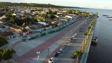 Porto seguro, bahia, brezil- 14 Mart 2023: Buranhem Nehri 'nin ve Bahia' nın aşırı güneyindeki Porto Seguro şehrinin havadan görünüşü.