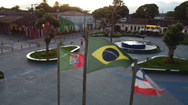 Porto seguro, bahia, brezil- 14 Mart 2023: Bahia 'nın aşırı güneyindeki Porto Seguro şehrindeki Discovery Walkway manzarası.