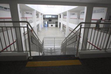 Salvador, Bahia, Brezilya - 21 Ekim 2022: Salvador şehrinde inşaat halindeki bir devlet okulu.