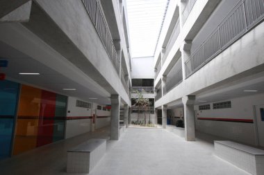 Salvador, Bahia, Brezilya - 21 Ekim 2022: Salvador şehrinde inşaat halindeki bir devlet okulu.