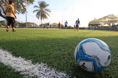 Itabuna, Bahia, Brezilya - 10 Temmuz 2022: Güney Bahia 'daki Itabuna şehrinde sentetik çimenli futbol sahası.