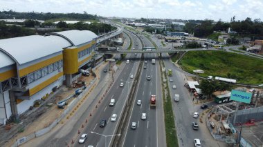 Salvador, Bahia, Brezilya - 30 Eylül 2022: Salvador kentindeki Federal Otoyol BR 234 'ün havadan görünüşü.