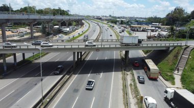 Salvador, Bahia, Brezilya - 30 Eylül 2022: Salvador kentindeki Federal Otoyol BR 234 'ün havadan görünüşü.