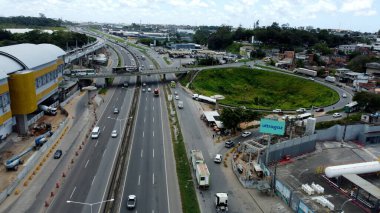 Salvador, Bahia, Brezilya - 30 Eylül 2022: Salvador kentindeki Federal Otoyol BR 234 'ün havadan görünüşü.