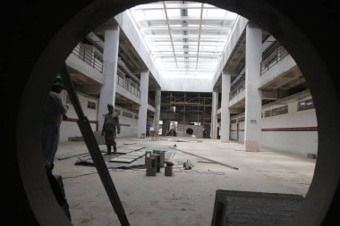 Salvador, Bahia, Brezilya - 21 Ekim 2022: Salvador şehrinde inşaat halindeki bir devlet okulu.