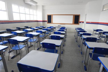 Salvador, Bahia, Brezilya - 21 Ekim 2022: Salvador şehrindeki bir devlet okulunun boş bir sınıfının görüntüsü.