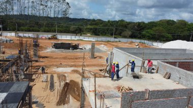 ilheus, bahia, brezil- 7 Ekim 2022: Ilheus şehrinde Estada da Bahia 'da bir poliklinik inşa edilirken işçiler