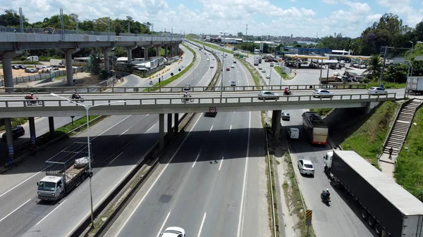 Salvador, Bahia, Brezilya - 30 Eylül 2022: Salvador kentindeki Federal Otoyol BR 234 'ün havadan görünüşü.