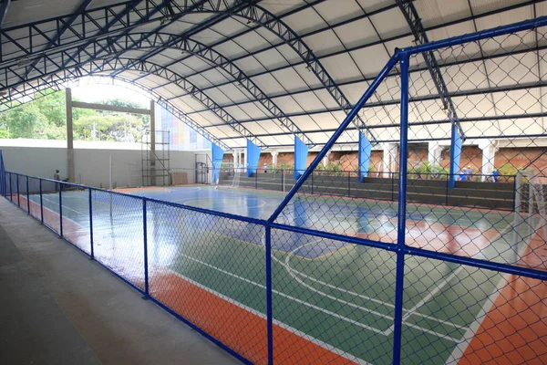 2022年10月21日 萨尔瓦多市一所公立学校的体育法庭被报道 — 图库照片