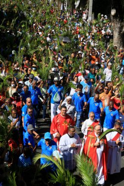 Salvador, Bahia, Brezilya - 2 Nisan 2023: Katolikler Hz. İsa 'nın İsa' nın İsa 'ya giriş tarihi olan Palm Sunday' i kutluyorlar..