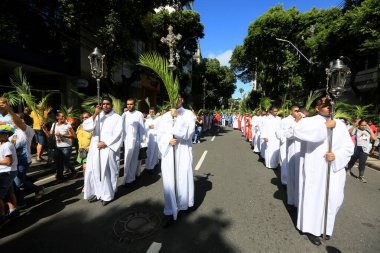 Salvador, Bahia, Brezilya - 2 Nisan 2023: Katolikler Hz. İsa 'nın İsa' nın İsa 'ya giriş tarihi olan Palm Sunday' i kutluyorlar..