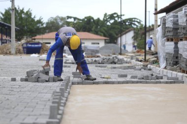 Itabuna, Bahia, Brezilya - 24 Mayıs 2022: Bahia 'nın güneyinde, Itabuna şehrinde bir devlet okulunda işçi.