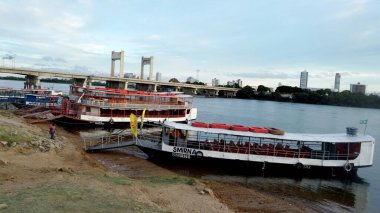 Juazeiro, Bahia, Brezilya - 4 Nisan 2023: Bahia 'nın kuzeyindeki Juhia şehrinde Rio Sao Francisco kıyısına demirlemiş tekneler.