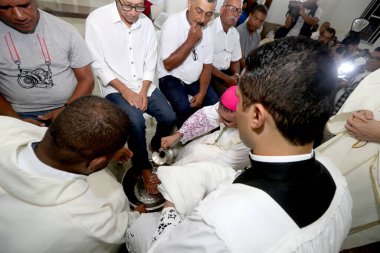 Serrinha, Bahia, Brezilya - 6 Nisan 2023: Serinha şehrindeki bir ayin sırasında ayak yıkamanın serimonisi.