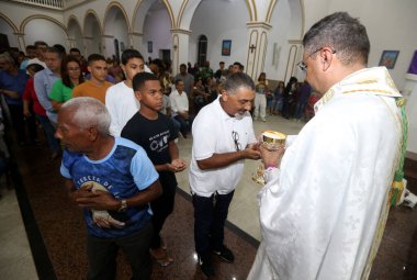 Serrinha, Bahia, Brezilya - 6 Nisan 2023: Serinha şehrinde bir ayin sırasında dağıtım ve kutsanmış ostia.