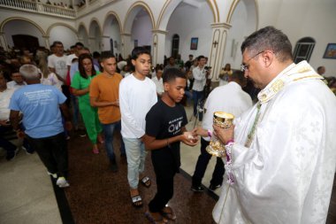 Serrinha, Bahia, Brezilya - 6 Nisan 2023: Serinha şehrinde bir ayin sırasında dağıtım ve kutsanmış ostia.
