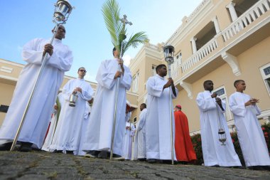 Salvador, Bahia, Brezilya - 2 Nisan 2023: Katolikler Hz. İsa 'nın İsa' nın İsa 'ya giriş tarihi olan Palm Sunday' i kutluyorlar..