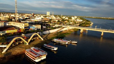 Juazeiro, Bahia, Brezilya - 4 Nisan 2023: Bahia 'nın kuzeyindeki Juhia şehrinde Rio Sao Francisco kıyısına demirlemiş tekneler.