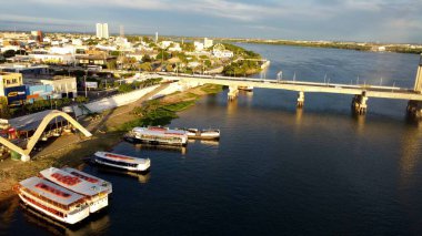 Juazeiro, Bahia, Brezilya - 4 Nisan 2023: Bahia 'nın kuzeyindeki Juhia şehrinde Rio Sao Francisco kıyısına demirlemiş tekneler.