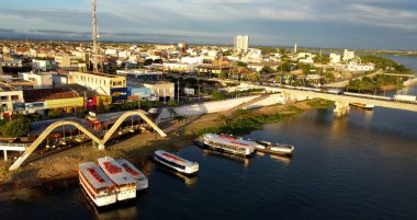 Juazeiro, Bahia, Brezilya - 4 Nisan 2023: Bahia 'nın kuzeyindeki Juhia şehrinde Rio Sao Francisco kıyısına demirlemiş tekneler.