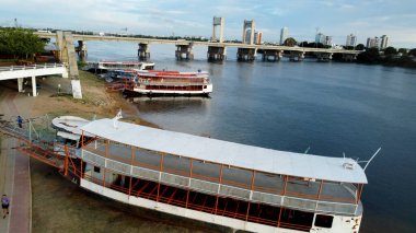 Juazeiro, Bahia, Brezilya - 4 Nisan 2023: Bahia 'nın kuzeyindeki Juhia şehrinde Rio Sao Francisco kıyısına demirlemiş tekneler.