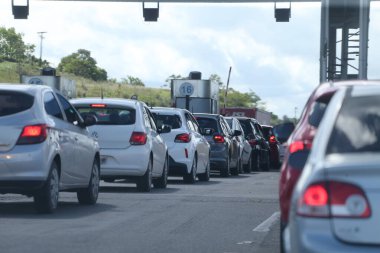 Salvador, Bahia, Brezilya - 2 Nisan 2023: Federal BR 324 otoyolunda gişe tahsilatı