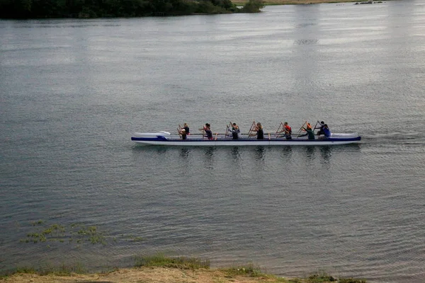 ブラジル バイーア州ジュアジロ2023年4月4日 バイーア北部のジュアジロ市のサンフランシスコ川の水にハワイのカヌーを漕ぐ人々 — ストック写真